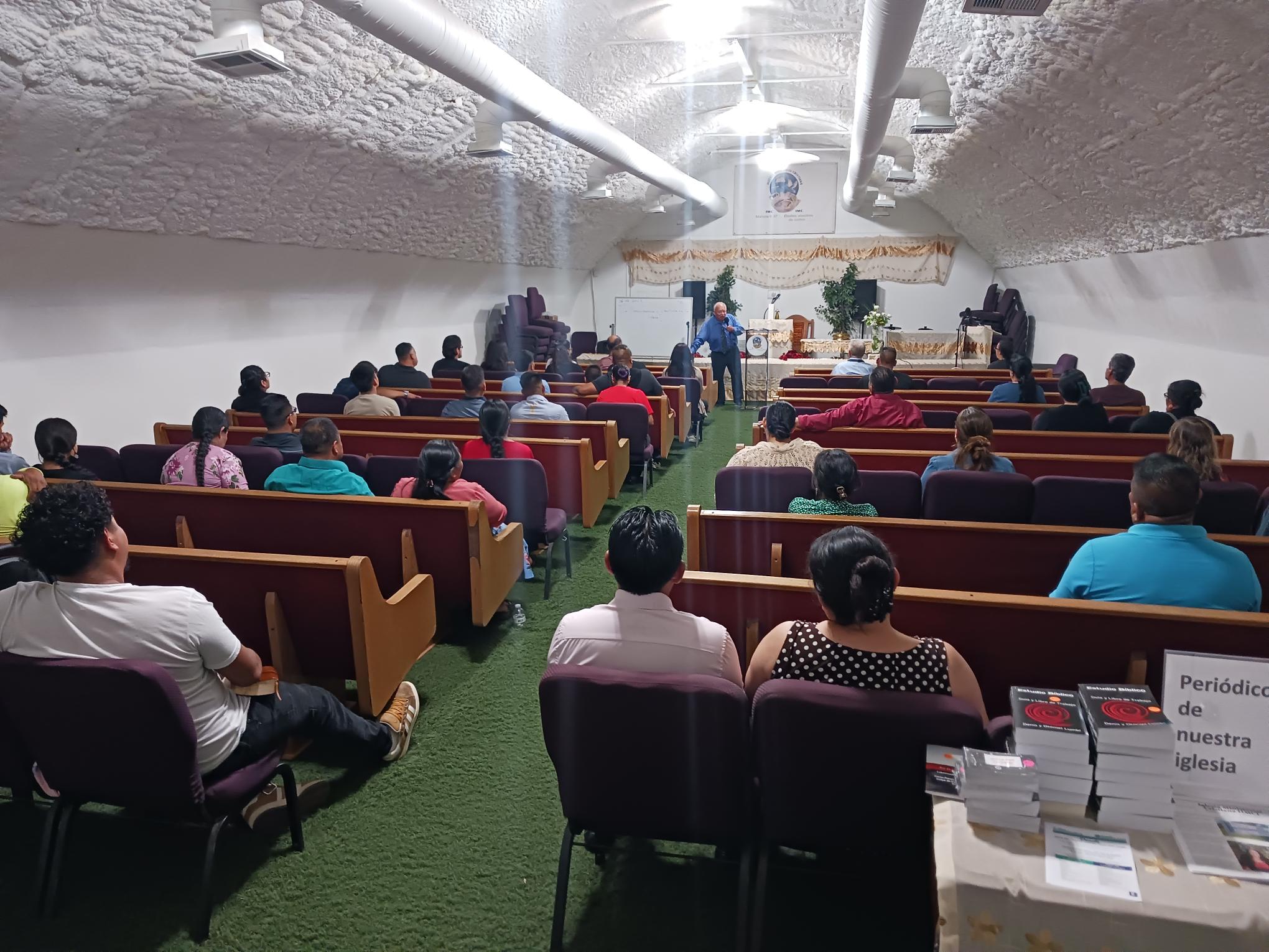 Una de clases del instituto bíblico en persona en Phoenix, AZ